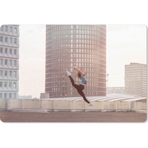 Bureau mat - Dansende vrouw op het dak van een gebouw - 60x40