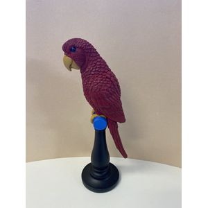 Polyresin papegaai op standaard - rood - hoogte 32x10x10 cm - Decoratieve beelden - Woonaccessoires
