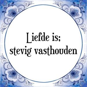 Tegeltje met Spreuk (Tegeltjeswijsheid): Liefde is; stevig vasthouden + Kado verpakking & Plakhanger