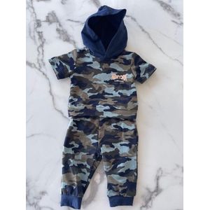 Baby jongens set 2 delig ""Armyblue"" bestaande uit een t-shirt met capuchon en een broek verkrijgbaar in de maten 62 t/m 86