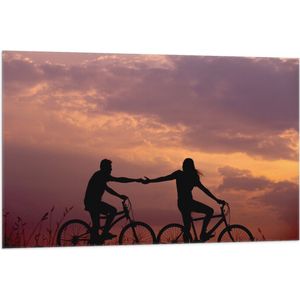 WallClassics - Vlag - Silhouet van Hand in Hand Fietsend Koppel - 105x70 cm Foto op Polyester Vlag