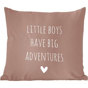 Sierkussens - Kussentjes Woonkamer - 60x60 cm - Engelse quote ""Little boys have big adventures"" met een hartje tegen een bruine achtergrond