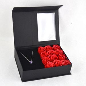 Giftbox met Romantische Zeeprozen en Ketting met Hanger - Flowerbox - Sieradendoos - Ketting - Giftbox - Sieraad Hanger Hart Sierlijk - Zeep Rozen - Badzeep - Liefde - Zilver - Zwart