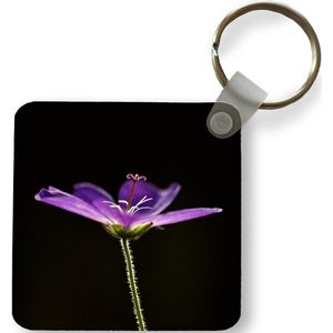 Sleutelhanger - Uitdeelcadeautjes - Een paarse geranium op een zwarte achtergrond - Plastic