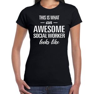 Awesome Social worker / geweldige maatschappelijk werkster cadeau t-shirt zwart - dames -  kado / verjaardag / beroep shirt L