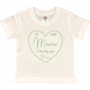 T-shirt Kinderen ""De liefste mama is toevallig mijn mama"" Moederdag | korte mouw | Wit/Sage green (salie groen) | maat 134/140