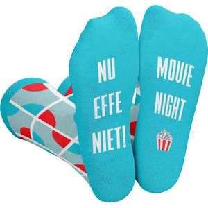 Silly Soles - Grappige Sokken - MOVIE NIGHT - Leuke One Size Huissokken Tekst - Grappige Cadeaus Mannen Dames Originele Gekke Happy Socks - Verjaardag cadeau Vrouw, Papa, Moeder, Mama, Vriendin, Zus, Oma, Opa, Volwassenen Valentijn Cadeautjes