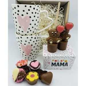 Cho-lala Moederdag geschenkset Lovely met bonbons - Chocolade cadeau - Moederdag - Valentijn - Verjaardag - 150 gram LOVE bonbons - 2 chocomelk sticks - 2 hartjes mokken