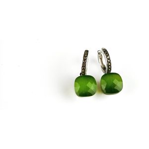 Zilveren oorringen oorbellen model pomellato gezet met kaki groene steen
