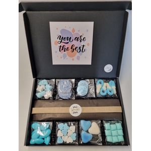 Geboorte Box - Blauw met originele geboortekaart 'You are the best' met persoonlijke (video)boodschap | 8 soorten heerlijke geboorte snoepjes en een liefdevol geboortekado