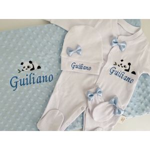 SZN Designs - Kraamcadeau jongen - Pyjama set met deken - Panda - Blauw - Geborduurd met naam