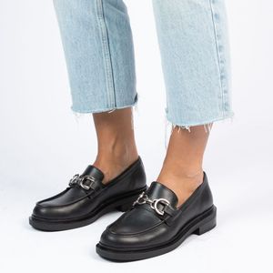 Manfield - Dames - Zwarte leren loafers met zilverkleurige chain - Maat 41