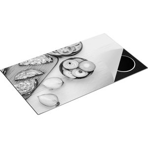 Chefcare Inductie Beschermer Gesneden Uien op een Witte Houten Tafel - Zwart Wit - 91,6x52,7 cm - Afdekplaat Inductie - Kookplaat Beschermer - Inductie Mat