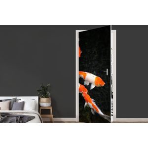 Deursticker Koi karpers in een ondiepe zwarte vijver - 90x235 cm - Deurposter