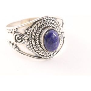 Bewerkte zilveren ring met lapis lazuli - maat 19.5
