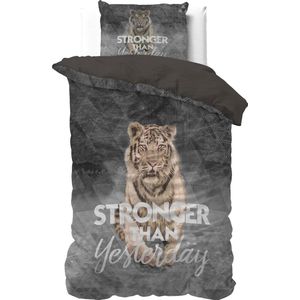 1-persoons dekbedovertrek (dekbed hoes) antraciet grijs met grote rennende tijger met retro driehoek patroon en tekst “stronger than yesterday” KATOEN eenpersoons 140 x 220 cm (wilde dieren beddengoed)