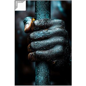 Hand houdt metalen stang vast - Kracht ArtFrame - ArtFrame muurdecoratie hand - Hyperrealisme - Decoratieve frames - Strakke muurdecoratie - artframe 100x150 cm