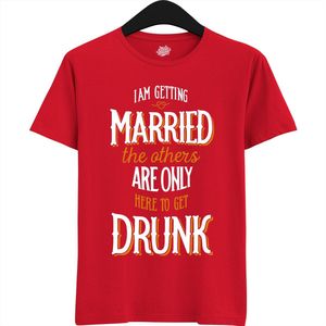 Am Getting Married | Vrijgezellenfeest Cadeau Man - Groom To Be Bachelor Party - Grappig Bruiloft En Bruidegom Bier Shirt - T-Shirt - Unisex - Rood - Maat M