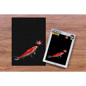 Puzzel Een koi karper met een esdoornblad tegen een donkere vijver - Legpuzzel - Puzzel 1000 stukjes volwassenen