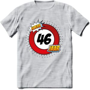 46 Jaar Hoera Verkeersbord T-Shirt | Grappig Verjaardag Cadeau | Dames - Heren | - Licht Grijs - Gemaleerd - L