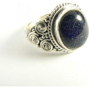 Bewerkte zilveren ring met blauwe zonnesteen - maat 16
