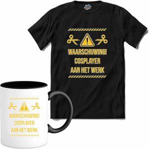 Waarschuwing! Cosplayer aan het werk! - Cosplay, naai en knutsel kleding - T-Shirt met mok - Unisex - Zwart - Maat M