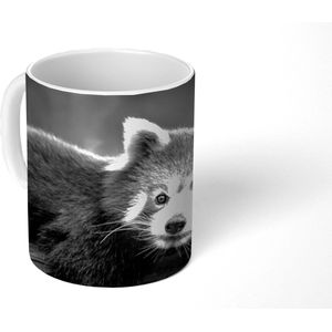Mok - Koffiemok - Rode panda op een boomstam - zwart wit - Mokken - 350 ML - Beker - Koffiemokken - Theemok