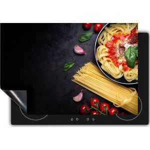Chefcare Inductie Beschermer Spaghetti met Groentes op een Zwarte Marmeren Plaat - 80x50 cm - Afdekplaat Inductie - Kookplaat Beschermer - Inductie Mat