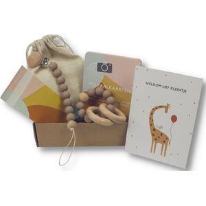 Kids Cultures - Giftbox S - Baby Geschenkset, Kraampakket, Babyshower, Kraammand - Kraamcadeau Jongen & Meisje - Bijtring, Speenkoord en Wenskaarten - Taupe