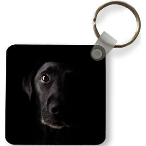 Sleutelhanger - Uitdeelcadeautjes - Een zwarte Labrador Retriever op een zwarte achtergrond - Plastic