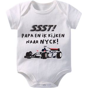 Hospitrix Baby Rompertje met Tekst ""SSST! Papa en ik kijken naar Nyck - maat S 50/56 - Formule 1 - Korte Mouw - Cadeau - Zwangerschap - Aankondiging - De Vries - Romper