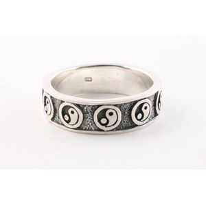 Zilveren ring met yin en yang tekens - maat 19