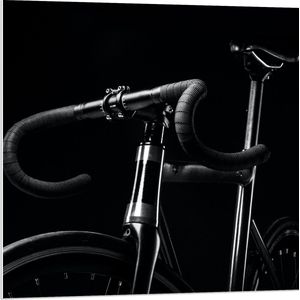 WallClassics - PVC Schuimplaat- Zwarte Mountainbike Fiets tegen Zwarte Achtergrond - 80x80 cm Foto op PVC Schuimplaat