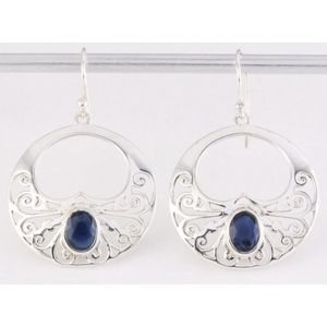 Opengewerkte zilveren oorbellen met blauwe saffier