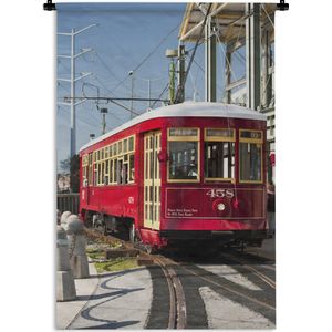Wandkleed Tram - Een rode tram vervoert mensen in New Orleans Wandkleed katoen 120x180 cm - Wandtapijt met foto XXL / Groot formaat!
