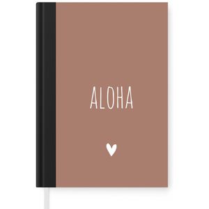 Notitieboek - Schrijfboek - Engelse quote ""Aloha"" met een hartje op een bruine achtergrond - Notitieboekje klein - A5 formaat - Schrijfblok