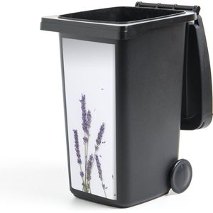 Container sticker Kleine paarse lavendelbloemen tegen een grijze lucht - 38x80 cm - Kliko sticker