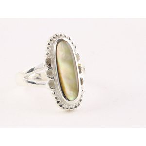 Langwerpige bewerkte zilveren ring met goudkleurige schelp - maat 20