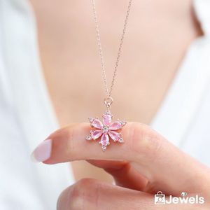 OZ Jewels Roségoud Gekleurde Zilveren Ketting met Bloemdesign van Roze Stenen - Accessoires - Liefdessieraden - Damesketting - Valentijnsdag - Cadeau - Moederdag - Ketting Meisje - Sieraden Dames - In mooie geschenkverpakking