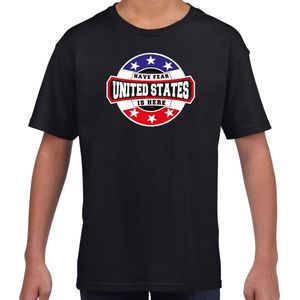 Have fear United States is here t-shirt met sterren embleem in de kleuren van de Amerikaanse vlag - zwart - kids - Amerika supporter / Amerikaans elftal fan shirt / EK / WK / kleding 122/128