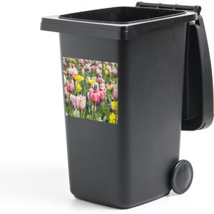 Container sticker Een veld met tulpen, narcissen en blauwe druiven - 40x40 cm - Kliko sticker