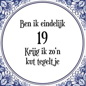 Verjaardag Tegeltje met Spreuk (19 jaar: Ben ik eindelijk 19 krijg ik zo'n kut tegeltje + cadeau verpakking & plakhanger