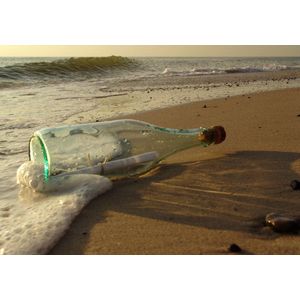 Dibond - Zee / Water / Strand - Strand in blauw / beige / bruin / grijs / wit / zwart  - 80 x 120 cm.