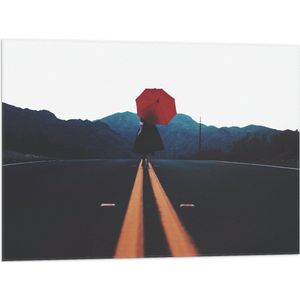 WallClassics - Vlag - Vrouw met Rode Paraplu op de Weg - 80x60 cm Foto op Polyester Vlag