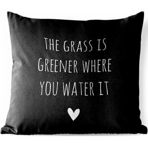 Tuinkussen - Engelse quote ""The grass is greener where you water it"" met een hartje tegen een zwarte achtergrond - 40x40 cm - Weerbestendig
