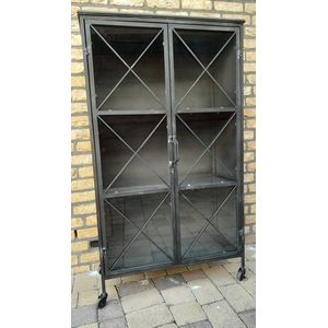 Kast - Metaal - Industrieel - Zwart - op wieltjes - Glas - 143x82x37cm.