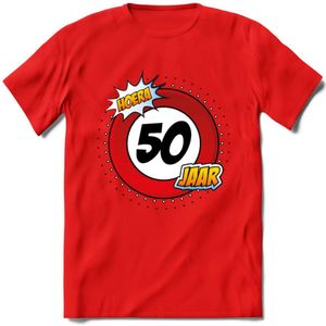 50 Jaar Hoera Verkeersbord T-Shirt | Grappig Abraham Verjaardag Cadeau | Dames - Heren | - Rood - M