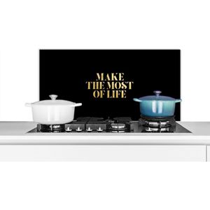 Spatscherm keuken 90x45 cm - Kookplaat achterwand Quote - Leven - Goud - Zwart - Muurbeschermer - Spatwand fornuis - Hoogwaardig aluminium