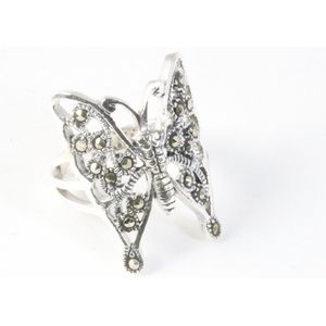 Opengewerkte zilveren vlinder ring met marcasiet - maat 18.5