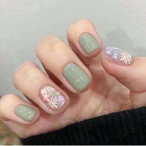 24pcs Pastorale Bloem Nail Art Tabletten - Geperste nagels Korte Franse nepnagels - Lichtgroene nagels Kleurrijk bloemenpatroon Nagels Damesnagels